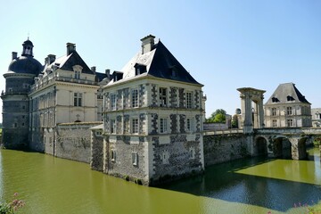 Fototapeta na wymiar L’entrée et les douves du château de Serrant