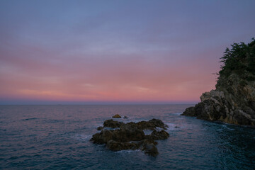 분위기 있는 바위섬 저녁노을 