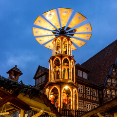 beleuchtetes Karussel auf dem Weihnachtsmarkt in Hildesheim vor dem Knochenhauer Amtshaus