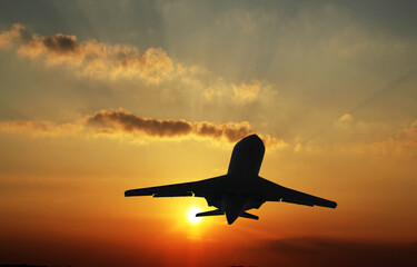 Fototapeta na wymiar Plane in the sunset sky