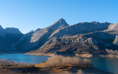 Fototapeta na wymiar Riaño water reservoir in Spain