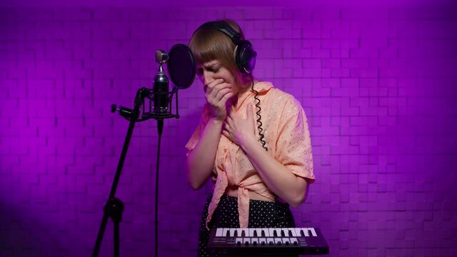 The singer is trying to sing, her throat hurts, a cough appears. A young female musician has symptoms of acute respiratory infections while recording a song in a recording studio
