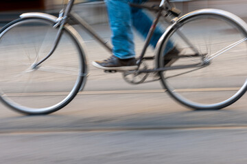 Strasse in einer Stadt mit Radfahrer