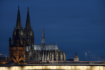 Fototapeta na wymiar Kathedrale in Köln, Dom am Rhein in Deutschland, Nordrhein-Westfalen bei Abendlicher Stimmung, Kölner Dom