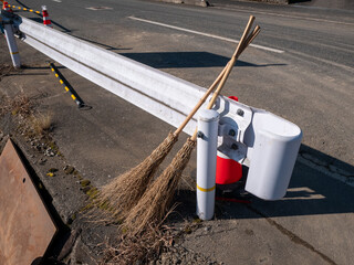 現場の竹ホウキ