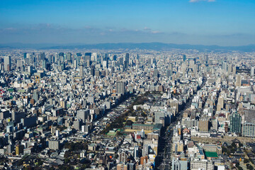 青空と都市景観