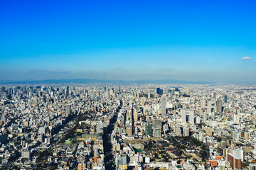 青空と都市景観
