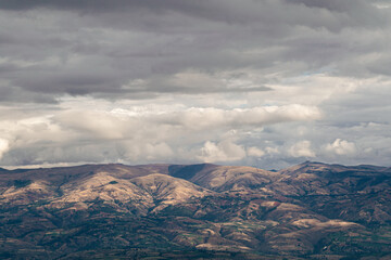 monta&ntilde;a al atardecer