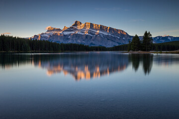Rundle Mountain se reflétant dans le lac Two Jack dans le parc national Banff au lever du soleil.