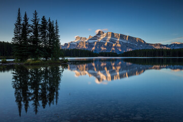 Rundle Mountain se reflétant dans le lac Two Jack dans le parc national Banff au lever du soleil.