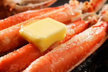 バターを乗せたずわいがにの鉄板焼き　Grilled snow crab with butter on an iron plate