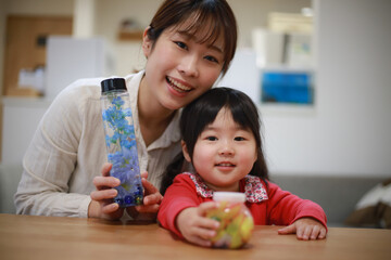 Fototapeta premium ハーバリウムを手作りする親子