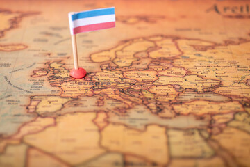 Naklejka premium The flag of Luxembourg on the world map.