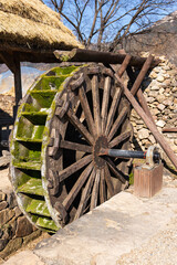 Obraz premium The waterwheel with moss because it didn't go around.