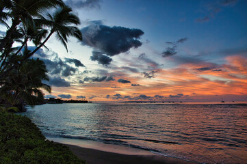 Fototapeta na wymiar Sunrise at baby beach lookings towards lahaina on maui.