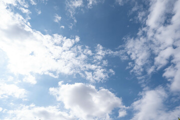 Obraz premium The sky is full of clouds on a clear day.