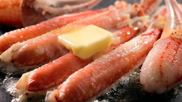 バターを乗せたずわいがにの鉄板焼き　Grilled snow crab with butter on an iron plate