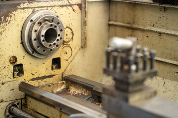 These are metal lathe parts. It is a steel mechanism with gears. Service for disassembly, maintenance, and repair of machines in the workshop.