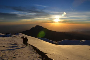 Verduisterende rolgordijnen zonder boren Kilimanjaro hike on the kilimanjaro in tanzania. Mountaineering and adventure in Africa. Sunrise on Uhuru Peak