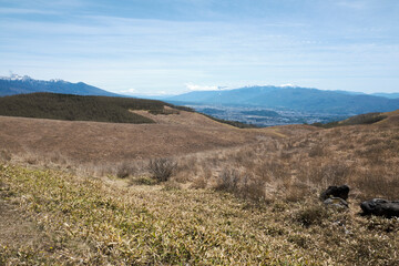 南アルプス　春の霧ケ峰高原から望む