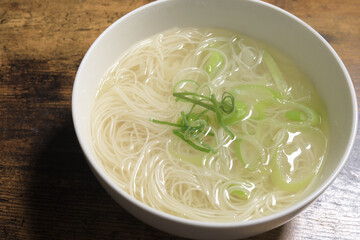 食卓の上の温かい、にゅうめん