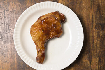 食卓の上のローストチキン