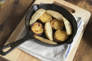 食卓の上の、スキレットの上の焼き野菜と、生ハムチーズサラダ
