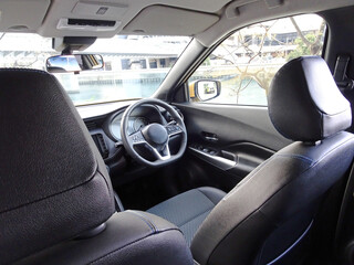 車の運転席、内部、後部座席から撮った写真
