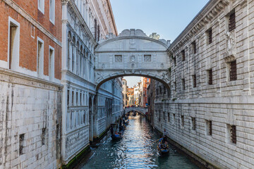 Obraz premium Gondolas on the canal Bridge of Sighs (ponte dei sospiri) in Venice.