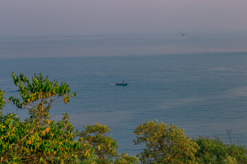 panoramic background of high mountain scenery, overlooking the atmosphere of the sea, trees and wind blowing in a cool blur, spontaneous beauty