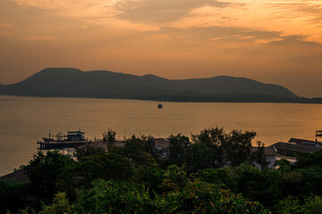 panoramic background of high mountain scenery, overlooking the atmosphere of the sea, trees and wind blowing in a cool blur, spontaneous beauty