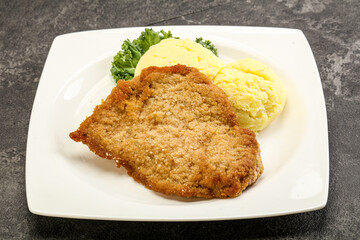 Crispy chicken schnitzel with mashed potato