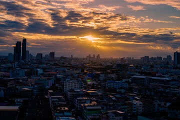 Obraz premium The high angle background of the city view with the secret light of the evening, blurring of night lights, showing the distribution of condominiums, dense homes in the capital community