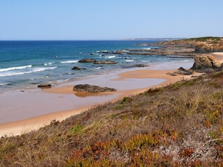 Plage de basalte noir à Almograve en Alentejo au Portugal