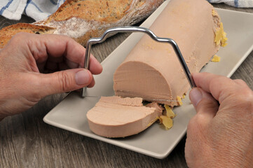 Couper du foie gras avec une lyre à foie gras