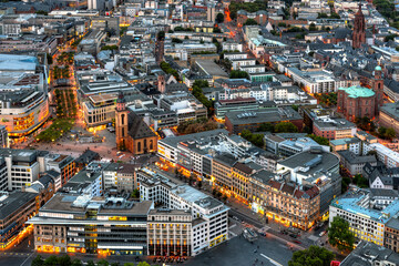 Die Innenstadt von Frankfurt am Main mit der "Zeil", der umsatzstärksten Einkaufsmeile Europas in der Abenddämmerung bei künstlicher Beleuchtung