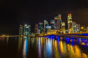 Fototapeta na wymiar Singapore skyline at night with urban buildings
