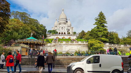  Rochechouart, Paris, con la Basílica del Sacre Coeur al fondo. Distrito de Montmartre, en Paris, Francia.