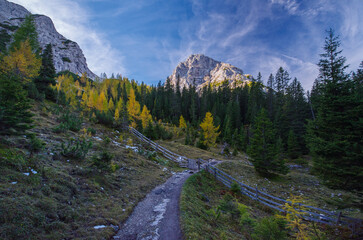 Alpiner Bergblick im morgendlichen Licht an einem sonnigen Tag im Herbst auf dem Wanderweg von der Ehrwalder Alm mit Blick auf die Sonnenspitze zum Seebesee in Tirol, Österreich