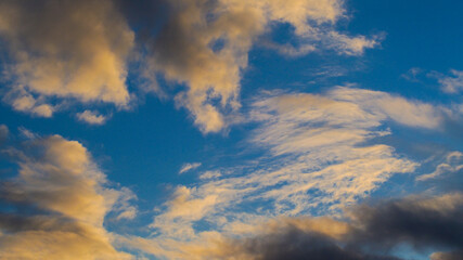 Obraz premium Couleurs jaunâtres sous des passages nuageux en fin de soirée, pendant le coucher du soleil