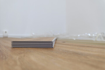 Klick Vinyl Fußboden zum selbst verlegen im Wohnzimmer einer Wohnung