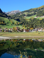 Fototapeta na wymiar Herbstliche Landschaft mit Dorf und See - Kuppelwies im Ultental, Südtirol, Italien, Europa, Berglandschaft, Bergdorf