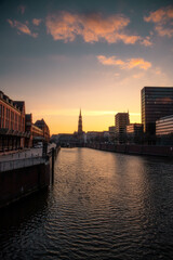 Fototapeta premium Sonnenuntergang Hamburg Speicherstadt Zollkanal 