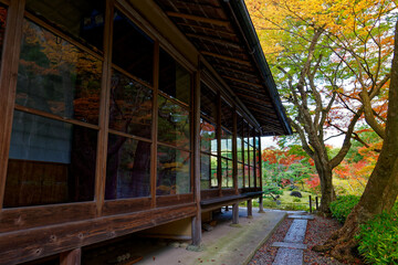 奈良依水園の窓に映る紅葉