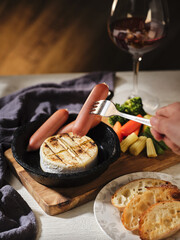 カマンベールチーズのある食卓