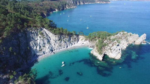 L'&Icirc;le Vierge &agrave; Morgat / Crozon en Bretagne - France - Drone