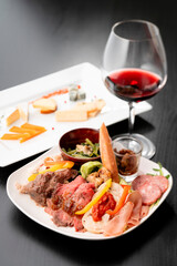 赤ワインとローストビーフのシャルキュトリ