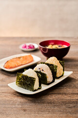 おにぎりと鮭と味噌汁