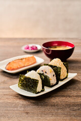 おにぎりと鮭と味噌汁