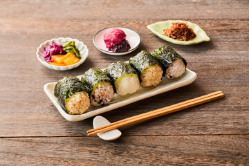 おにぎりと漬物